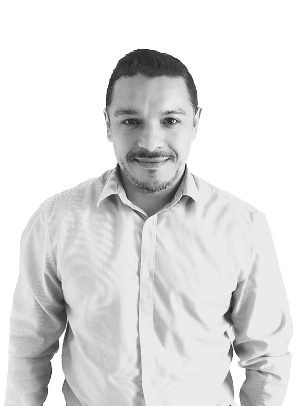 Photo en noir et blanc de Farid Tritki en chemise.