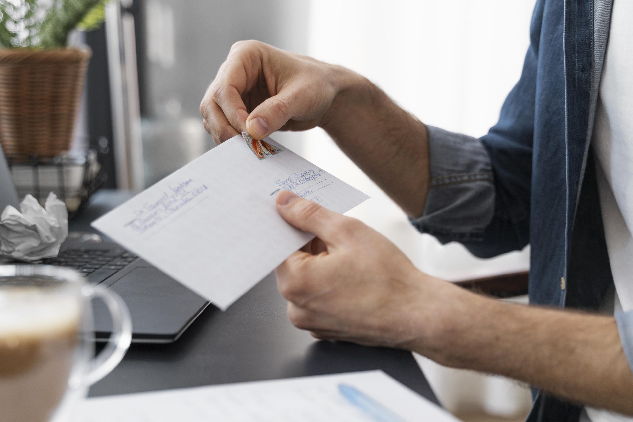 ma-prime-renov Trois personnes discutent d'immobilier autour d'un bureau