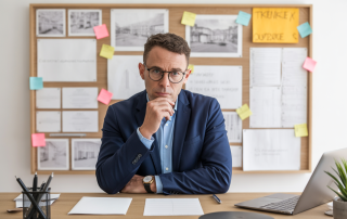 Agent immobilier définissant ses objectifs de carrière sur un tableau