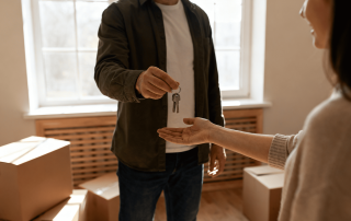 Locataire rendant les clés à la fin d’un bail d’habitation