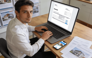 Conseiller immobilier utilisant une plateforme de facturation électronique en 2026